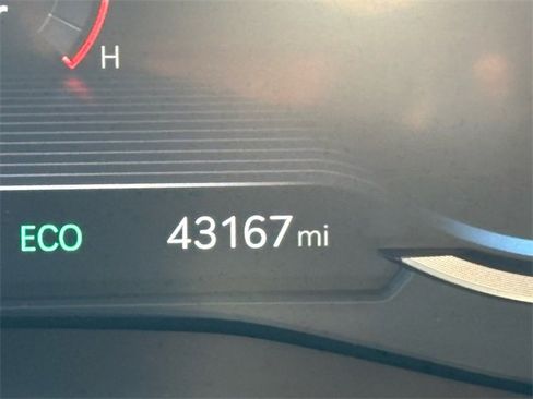 Used 2024 Genesis G70 2.5T image 30