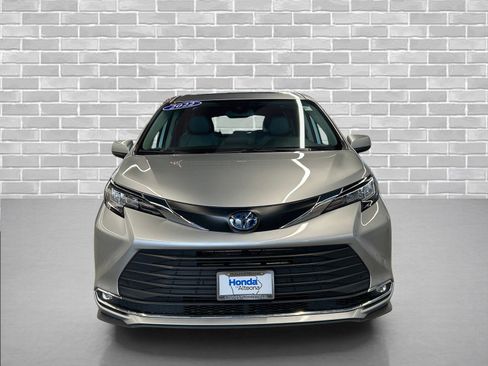 Used 2022 Toyota Sienna XLE image 8