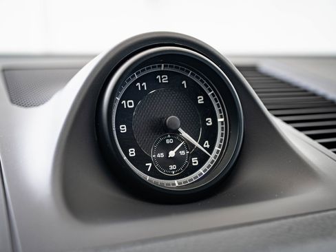 Certified 2024 Porsche Macan image 32