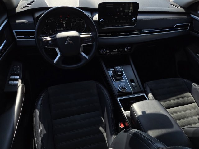 Used 2023 Mitsubishi Outlander SE FWD image 17