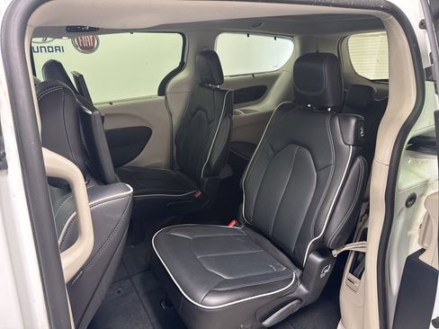 Used 2024 Chrysler Pacifica Limited w/ Uconnect Theater Family Group image 18