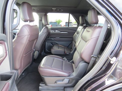 Used 2025 Ford Explorer Platinum RWD image 12