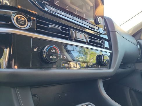 Used 2024 Nissan Pathfinder SV FWD image 24