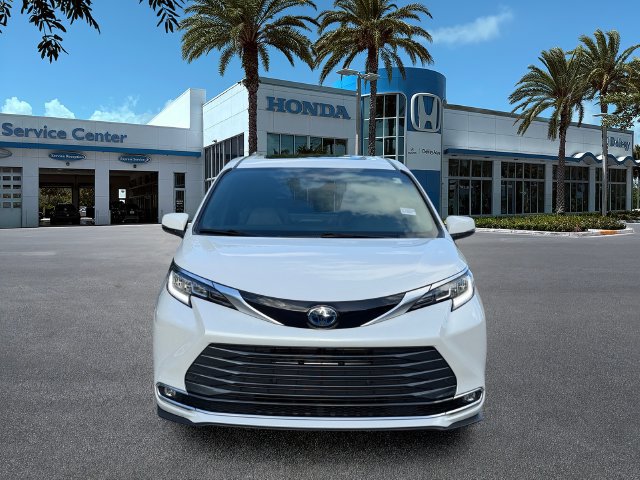 Used 2025 Toyota Sienna Limited FWD image 3