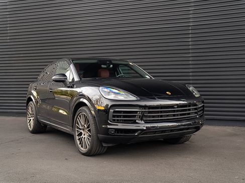 Certified 2022 Porsche Cayenne Platinum Edition image 26
