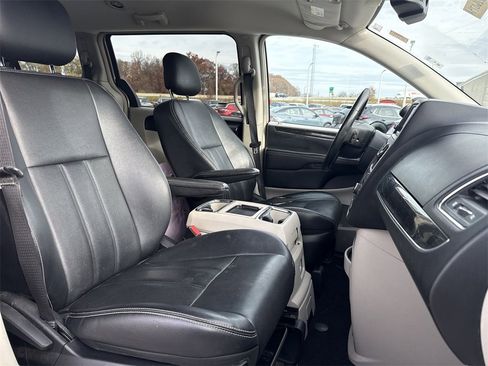 Used 2013 Chrysler Town & Country Touring image 26