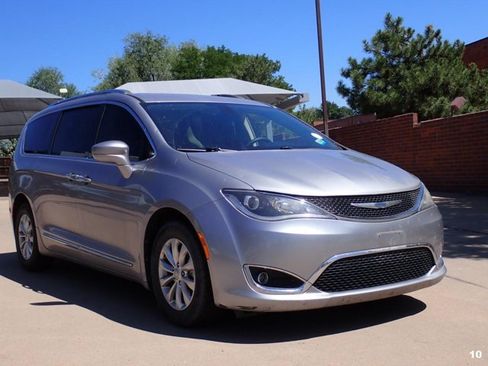Used 2018 Chrysler Pacifica Touring-L FWD image 5