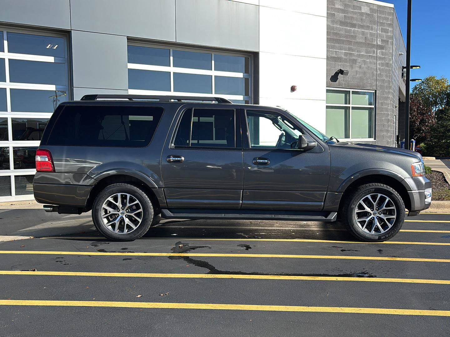 Used 2017 Ford Expedition EL XLT w/ Equipment Group 202A AWD/4WD image 5