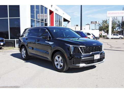Certified 2025 Kia Sorento LX image 9
