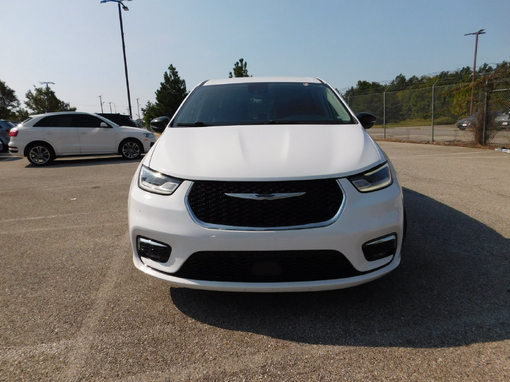 Used 2024 Chrysler Pacifica Touring-L FWD image 3