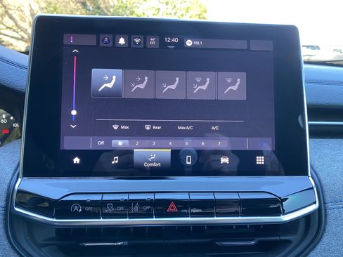 Used 2024 Jeep Compass Latitude image 25