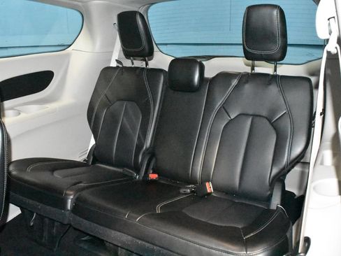 Used 2023 Chrysler Pacifica Touring-L FWD image 19
