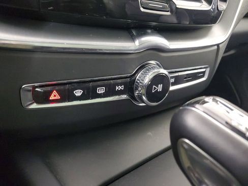 Used 2019 Volvo XC60 T5 Momentum w/ Multimedia Package image 32