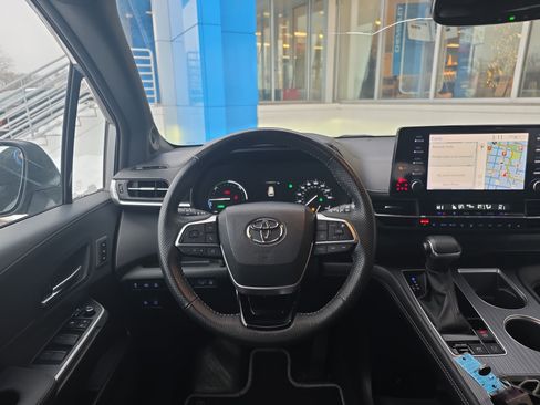 Used 2023 Toyota Sienna XSE image 16