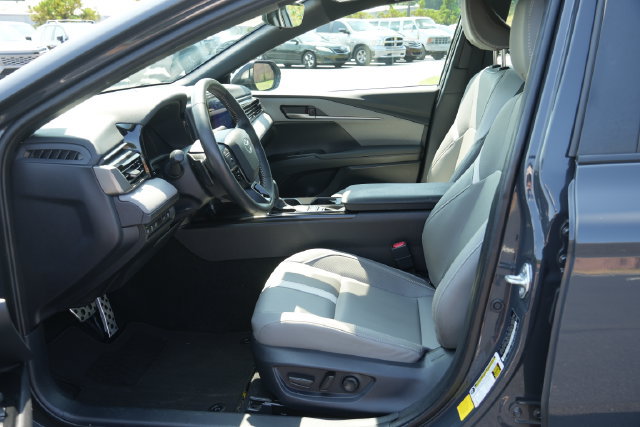 Used 2025 Toyota Camry SE FWD image 19