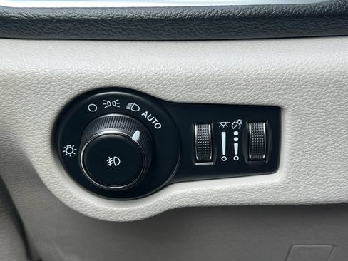 Used 2024 Chrysler Pacifica Limited FWD image 21