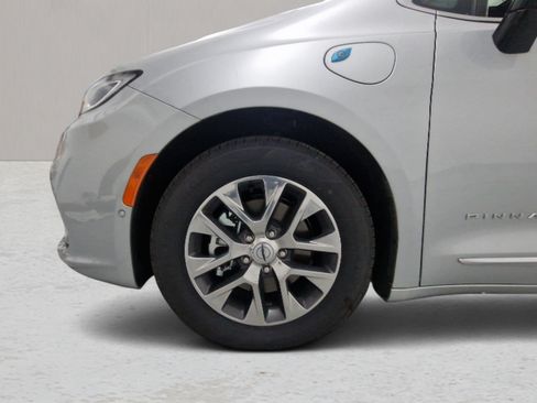 Used 2023 Chrysler Pacifica Pinnacle FWD image 30