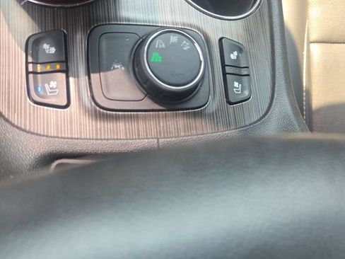 Used 2021 GMC Acadia SLT w/ Technology Package AWD/4WD image 23