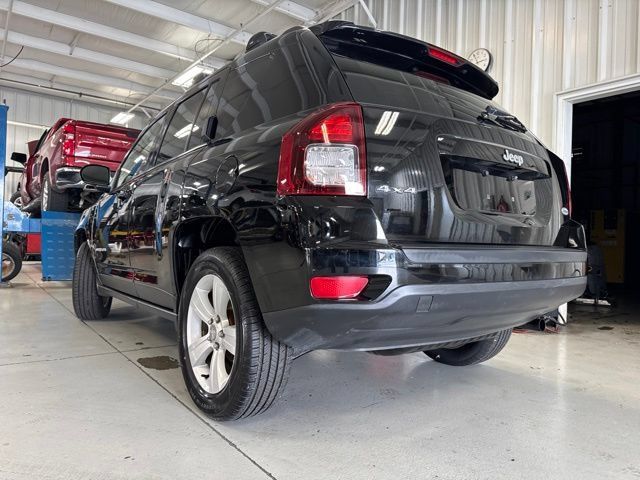Used 2016 Jeep Compass Latitude w/ Sun/Sound Group AWD/4WD image 7