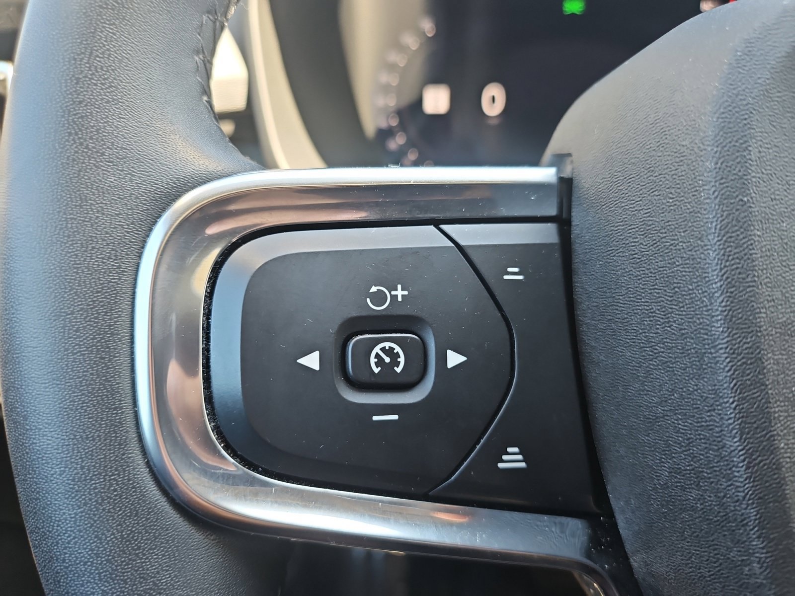 Used 2023 Volvo XC40 B5 Plus w/ Driver Assist Package AWD/4WD image 28
