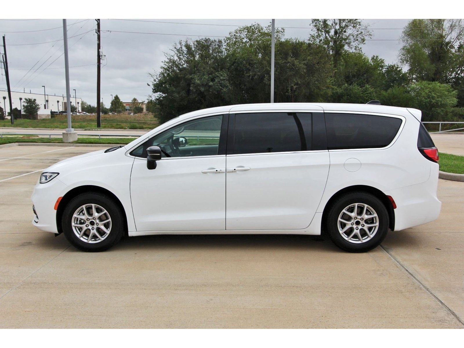 Used 2024 Chrysler Pacifica Touring-L FWD image 4