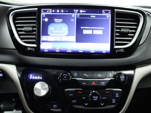 Used 2024 Chrysler Pacifica Touring-L image 23