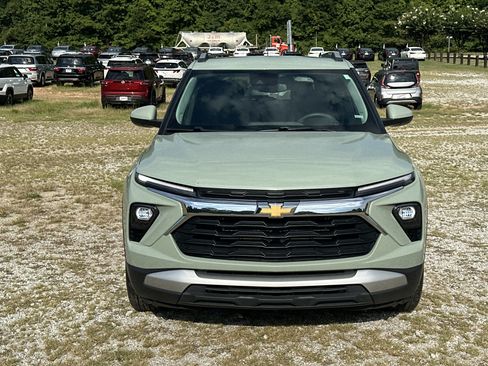 Used 2025 Chevrolet TrailBlazer LT FWD image 2