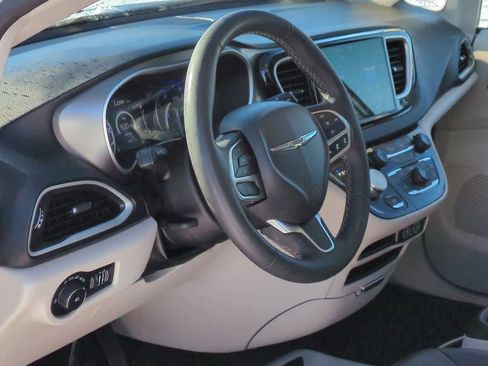 Used 2024 Chrysler Pacifica Touring-L image 2