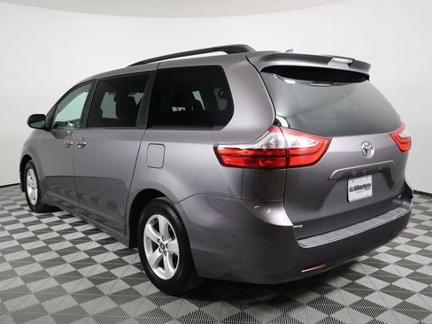 Used 2018 Toyota Sienna LE FWD image 4
