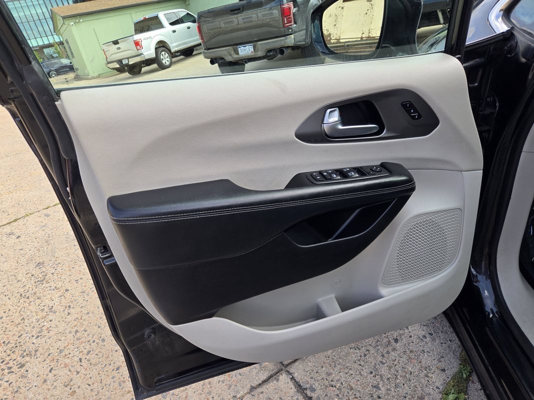 Used 2022 Chrysler Pacifica Touring-L FWD image 15