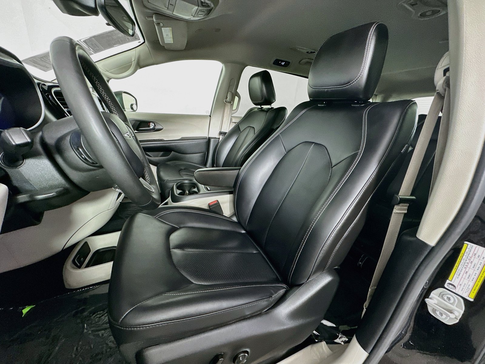 Used 2023 Chrysler Pacifica Touring-L FWD image 21