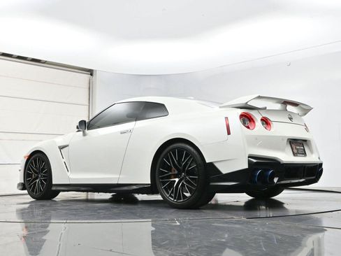 Certified 2024 Nissan GT-R Premium w/ Premium Interior Package AWD/4WD image 36