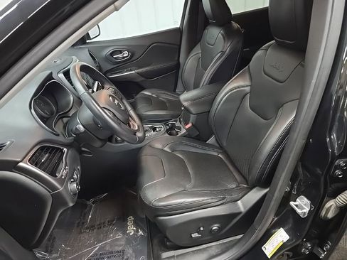 Used 2019 Jeep Cherokee Limited image 31