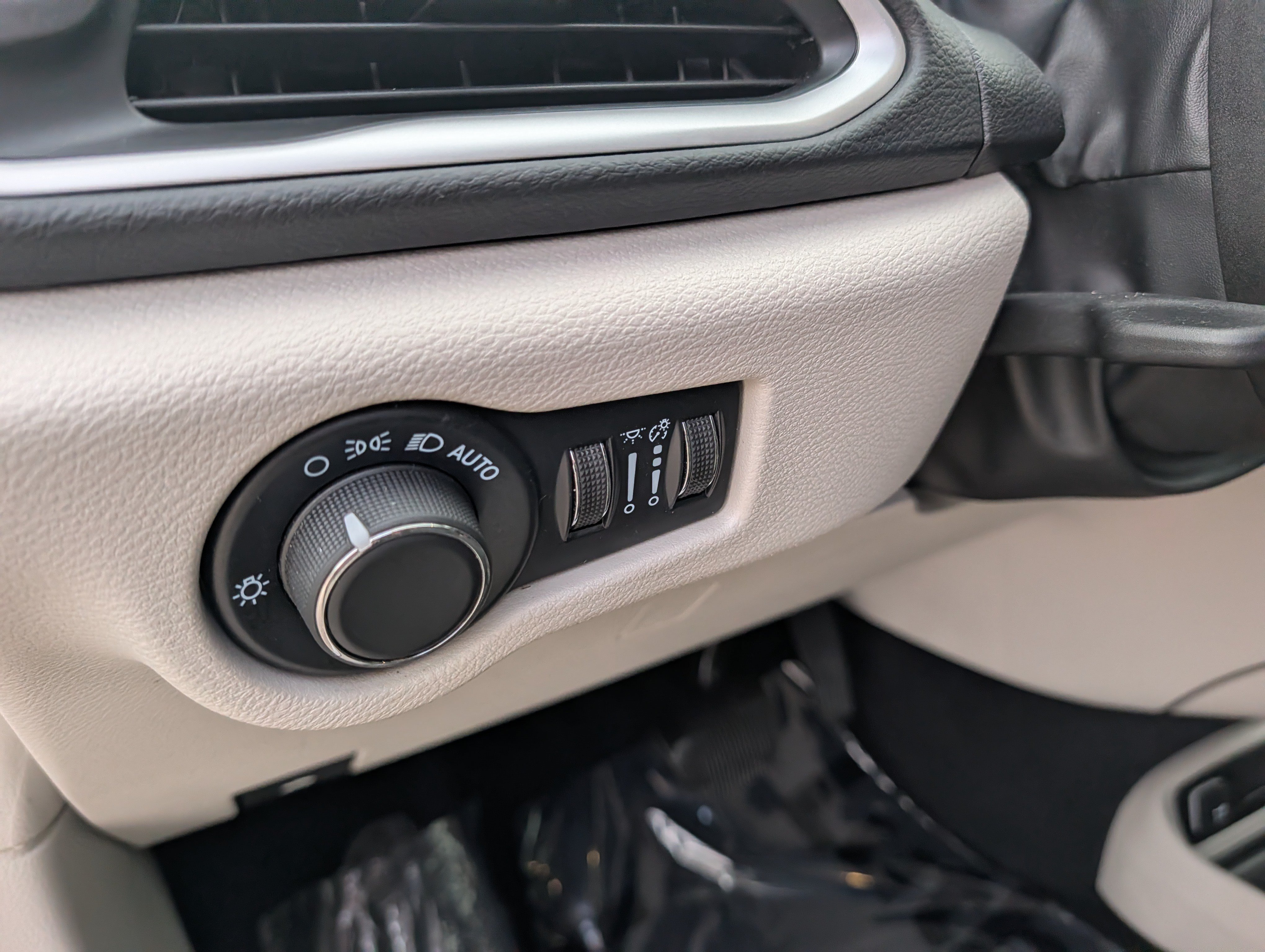 Used 2024 Chrysler Voyager LX FWD image 25