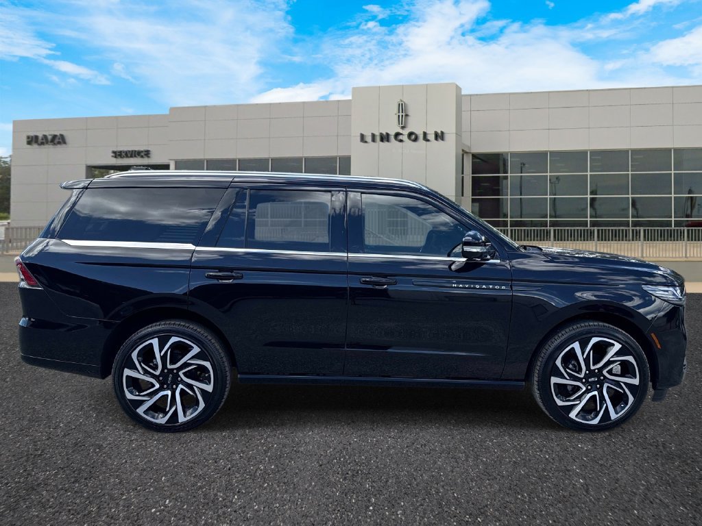 New 2027 Lincoln Navigator Black Label AWD/4WD image 2