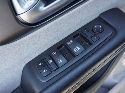 Used 2024 Chrysler Pacifica Touring-L image 13