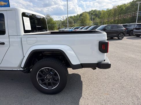 Used 2023 Jeep Gladiator Overland AWD/4WD image 7