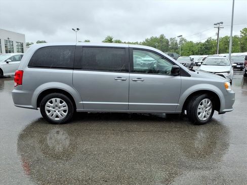 Used 2018 Dodge Grand Caravan SE w/ UConnect Hands-Free Group FWD image 3