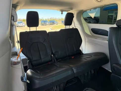 Used 2018 Chrysler Pacifica Touring-L image 11