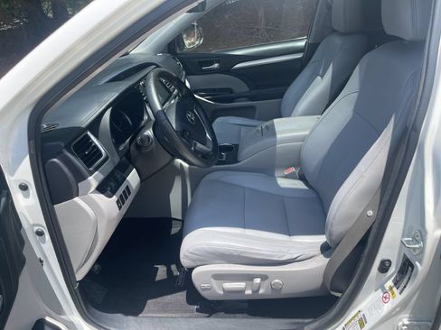 Used 2017 Toyota Highlander XLE FWD image 4