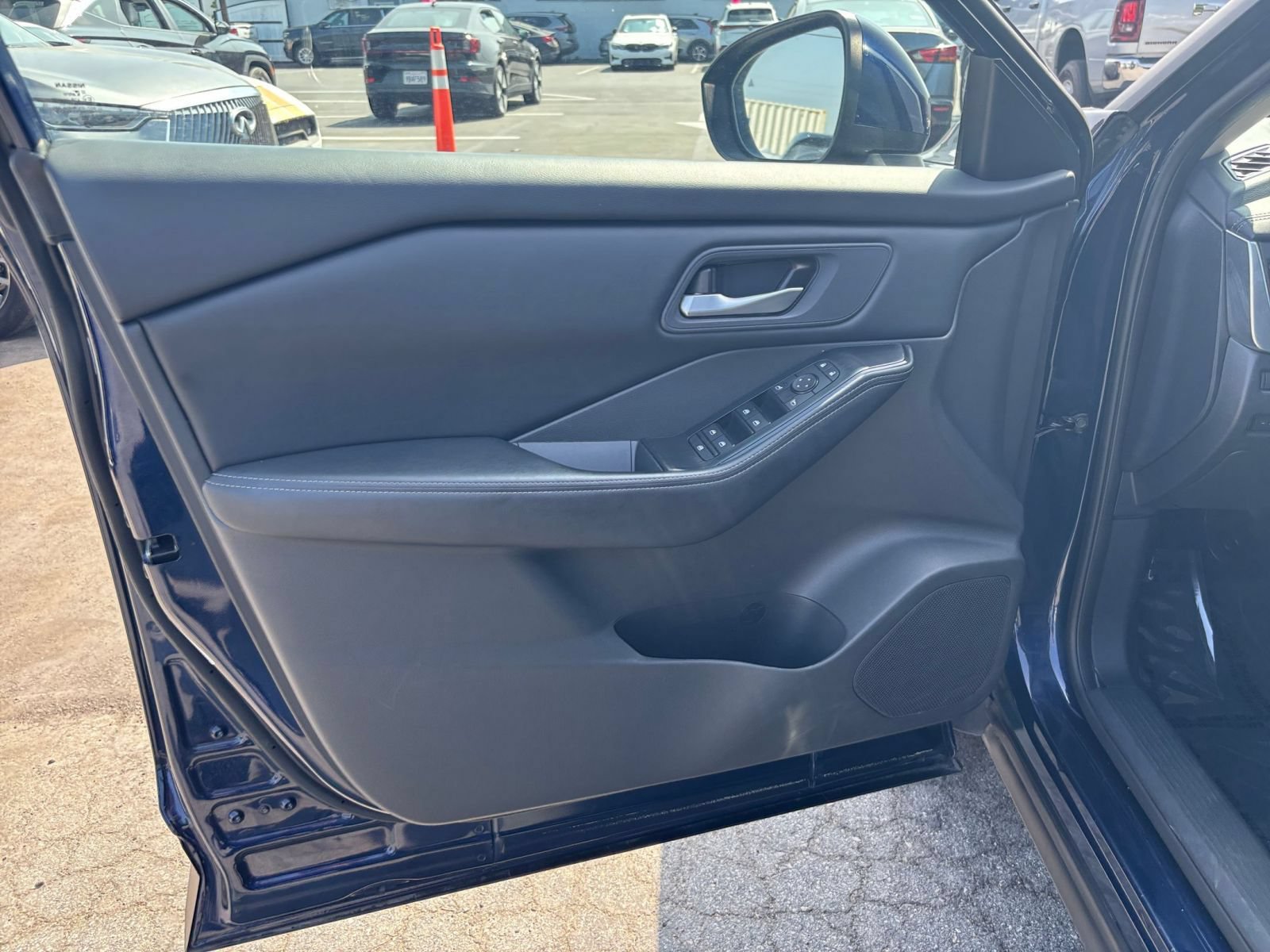 Used 2025 Nissan Rogue SV FWD image 18