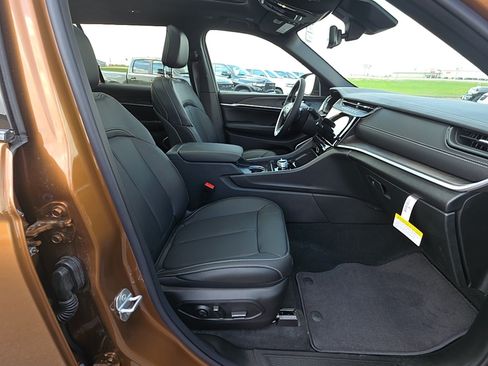 New 2026 Jeep Grand Cherokee L Limited AWD/4WD image 16