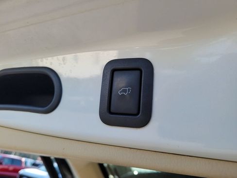 Used 2015 Toyota Highlander XLE FWD image 12