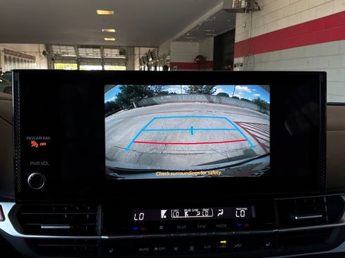 Used 2026 Toyota Sienna XLE FWD image 39