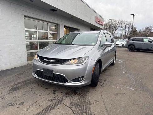 Used 2020 Chrysler Pacifica Touring-L image 5