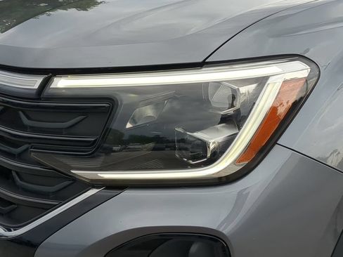 Certified 2024 Volkswagen Atlas Cross Sport SE FWD image 7