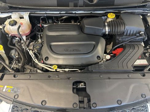 Used 2023 Chrysler Pacifica Touring-L image 7