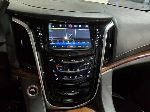 Used 2019 Cadillac Escalade ESV Luxury RWD image 32