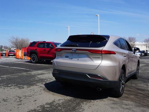 Used 2021 Toyota Venza LE image 4