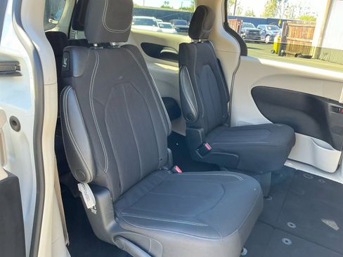 Used 2022 Chrysler Voyager LX image 19